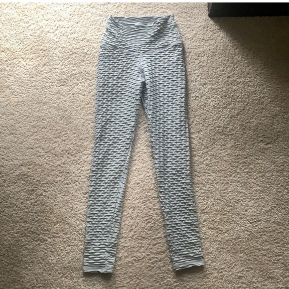 Like New ABS2B ZERO-FLAWS textured Scrunch Butt Leggings in Pure Gray S - Picture 6 of 6